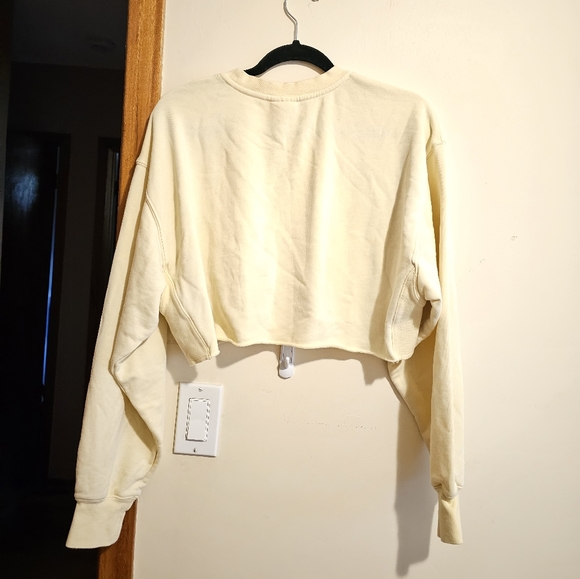 Aritzia TNA Airy Fleece Boyfriend Cropped Sweatshirt. Size 2 - Picture 3 of 7